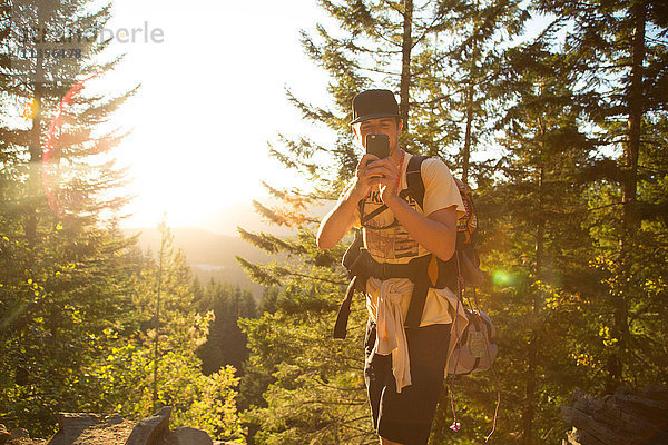 Männlicher Wanderer mit Smartphone-Selfie auf Waldrücken  Mount Hood National Forest  Oregon  USA