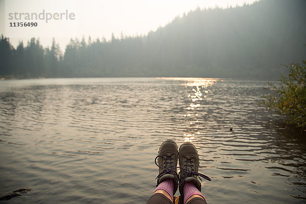 Weibliche Füsse in Wanderstiefeln über dem See  Mount Hood National Forest  Oregon  USA