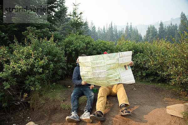 Zwei junge männliche Wanderer beim Kartenlesen im Wald  Mount Hood National Forest  Oregon  USA