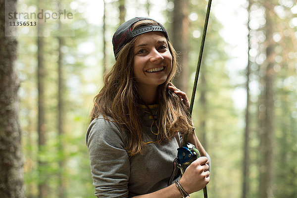 Porträt einer jungen Bergsteigerin im Wald  Mount Hood National Forest  Oregon  USA