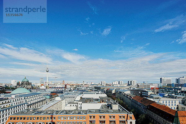 Erhöhtes Stadtbild mit Reichstag und Berliner Fernsehturm  Berlin  Deutschland
