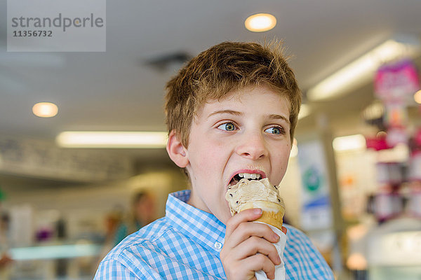 Junge isst Eistüten
