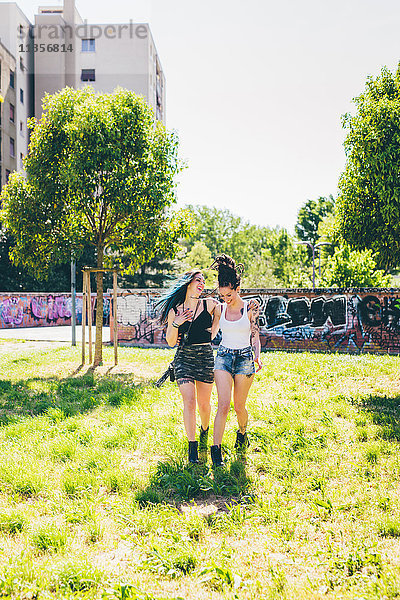 Zwei junge Frauen beim Bummeln im Stadtpark