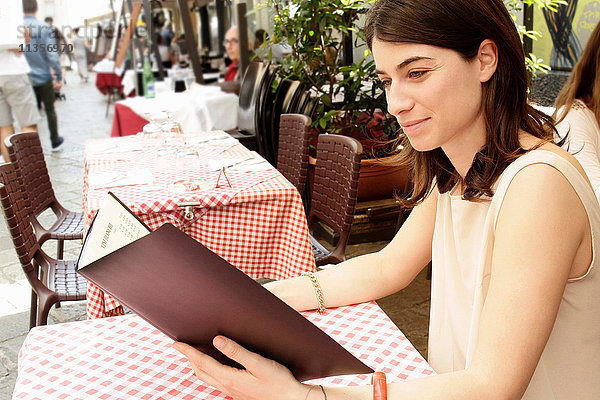 Frau auf dem Bürgersteig Café Lesekarte  Mailand  Italien