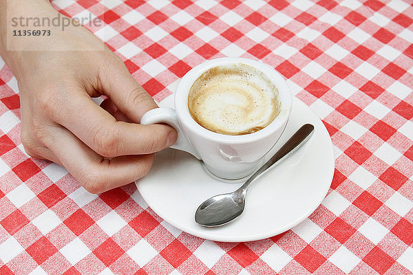 Frauenhand mit Espresso auf dem Bürgersteig  Mailand  Italien