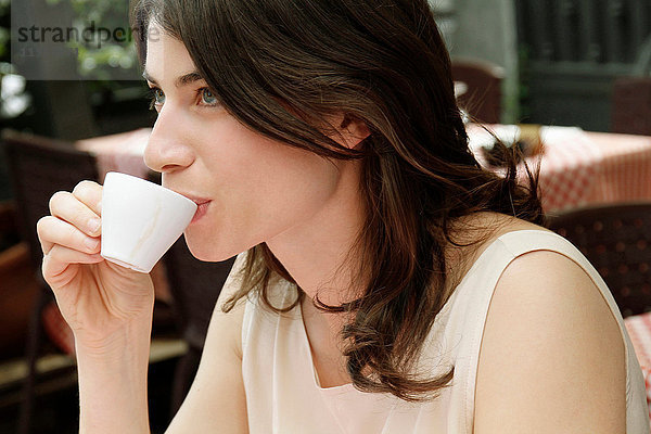 Frau im Straßencafé beim Espresso trinken  Mailand  Italien