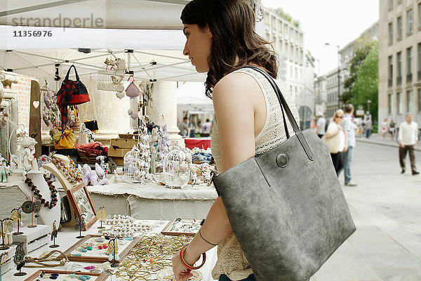 Frau beim Betrachten von Schmuck am Marktstand  Mailand  Italien