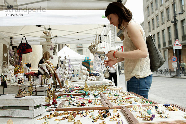 Frau beim Betrachten von Schmuck am Marktstand  Mailand  Italien