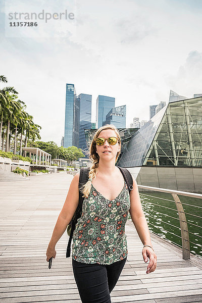 Touristische Sehenswürdigkeiten  Skyline von Singapur  Marina Bay im Hintergrund