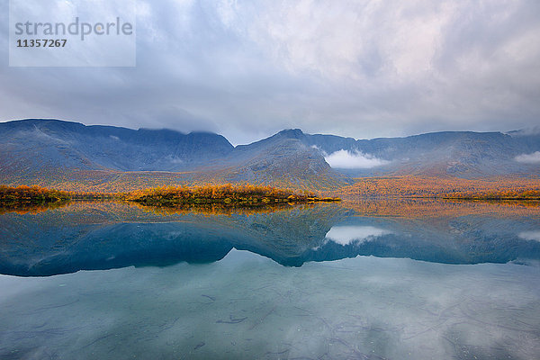 Herbstliche Farbe am Maliy-Wudjavr-See  Khibiny-Gebirge  Kola-Halbinsel  Russland