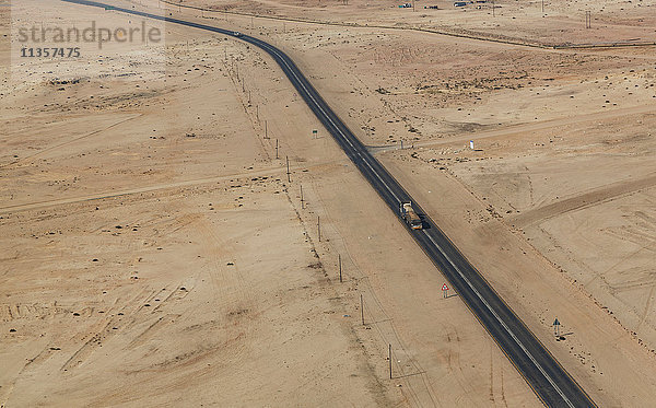Lastwagen auf der Autobahn  Namib-Wüste  Namibia