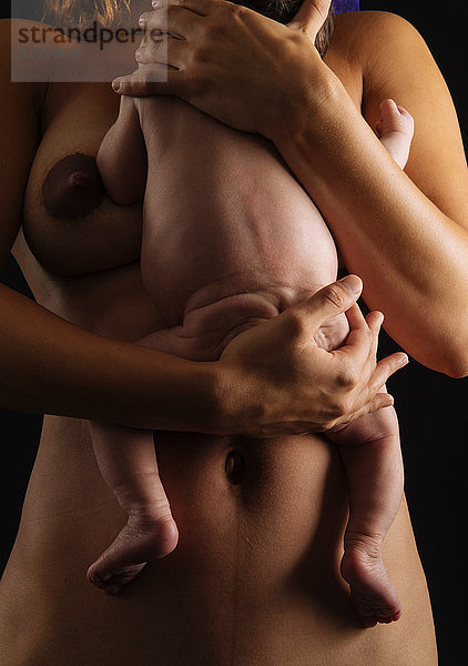Nackte Frau wiegt Baby