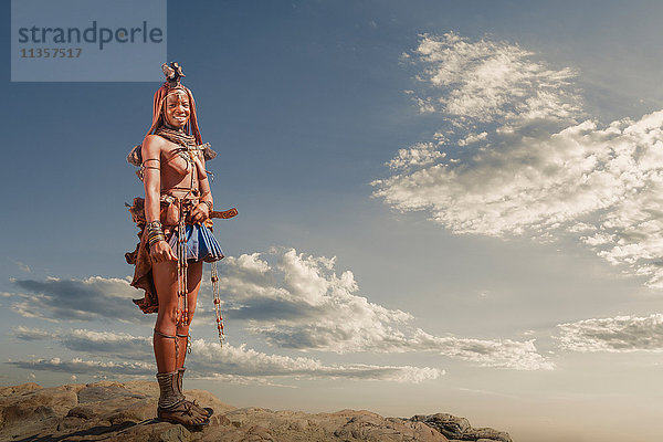 Himba-Frau mit traditionellem Kopfschmuck  Namibia