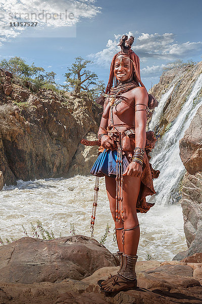 Himba-Frau mit traditionellem Kopfschmuck  Epupa-Fälle  Namibia