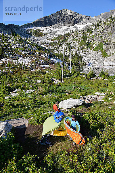 Rucksacktouristenpaar packt Zelt und Schlafsäcke am Fault Lake in den Selkirk Mountains  Idaho