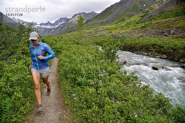 Frau  die den Goldmünzentrail am Little Susitna River in den Talkeetna-Bergen in der Nähe des Hatcher Passes betreibt  Alaska  USA