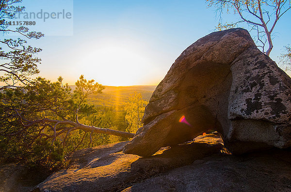 Felsbrocken  Sonnenuntergang über Wald