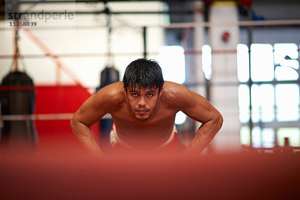 Boxer macht Liegestütze im Boxring