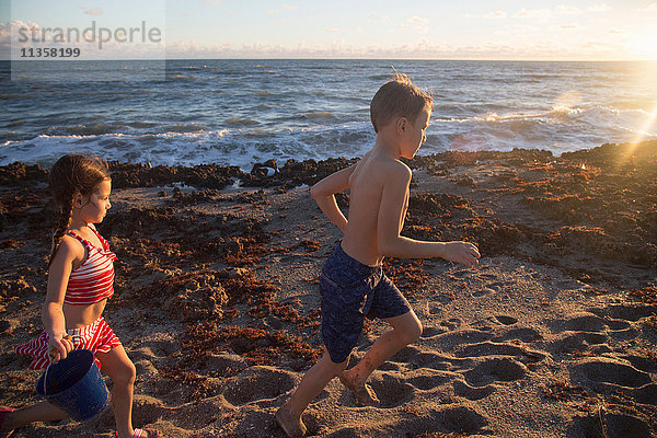 Junge und Schwester laufen am Strand  Blowing Rocks Preserve  Jupiter Island  Florida  USA