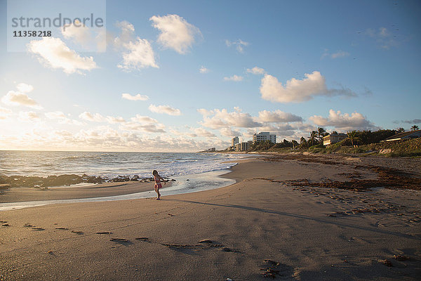 Mädchen spielt am Strand  Blowing Rocks Preserve  Jupiter Island  Florida  USA