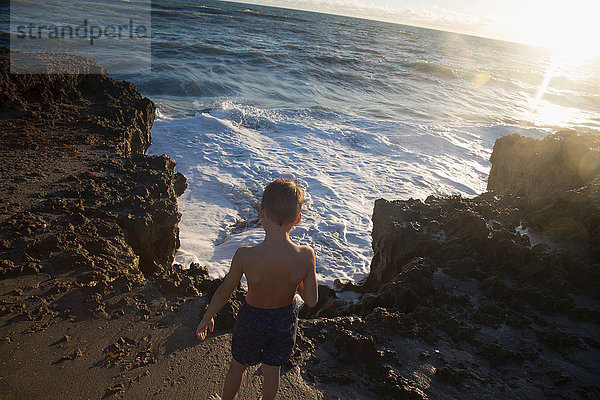 Rückansicht eines Jungen  der die Meereswellen beobachtet  Blowing Rocks Preserve  Jupiter Island  Florida  USA