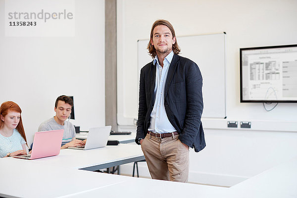 Porträt eines männlichen Dozenten im Klassenzimmer einer Hochschule