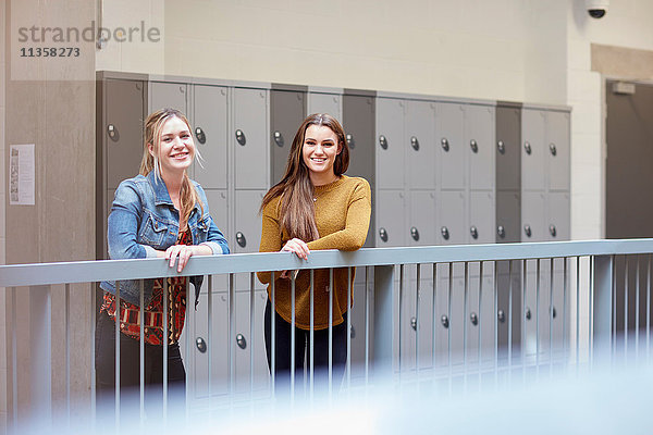 Porträt von zwei Studentinnen in der Umkleidekabine einer Hochschule