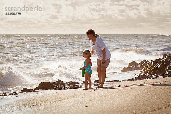 Reife Frau und Tochter beobachten plätschernde Wellen  Blowing Rocks Preserve  Jupiter Island  Florida  USA
