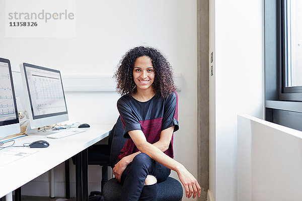 Porträt einer jungen computergestützten Designerin im Design-Studio
