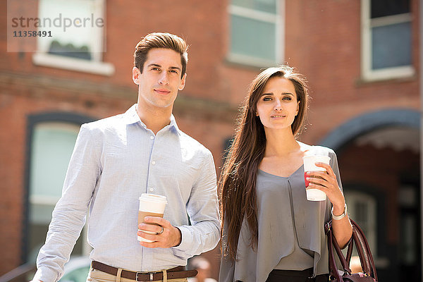 Junger Geschäftsmann und Frau mit Kaffee zum Mitnehmen  London  UK