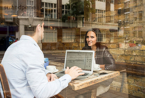 Schaufensteransicht eines Geschäftsmannes und einer Geschäftsfrau im Cafe  London  UK