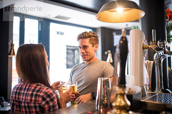 Junges Paar beim Plaudern in der Stadtbar