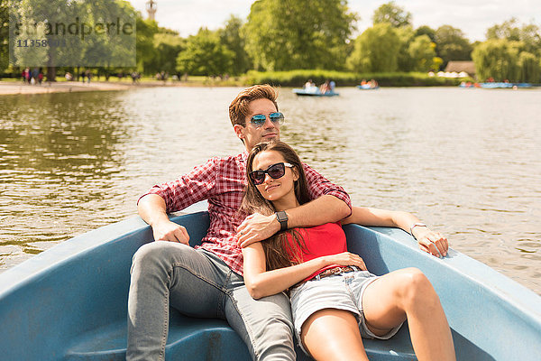 Romantisches junges Paar im Ruderboot im Regents Park  London  UK