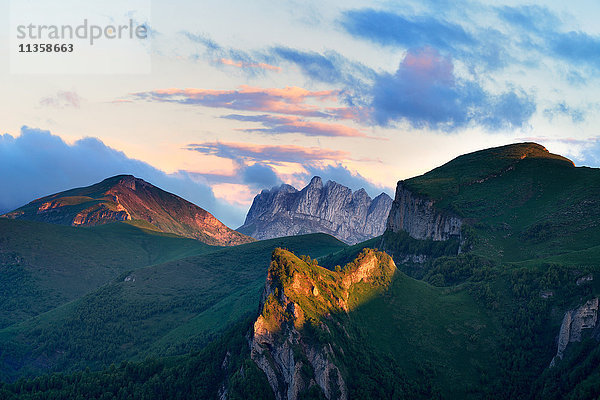 Landschaft des Acheshboki (Teufelstor)-Gebirges im Hintergrund  Naturpark Bolshoy Thach (Big Thach)  Kaukasische Berge  Republik Adygien  Russland