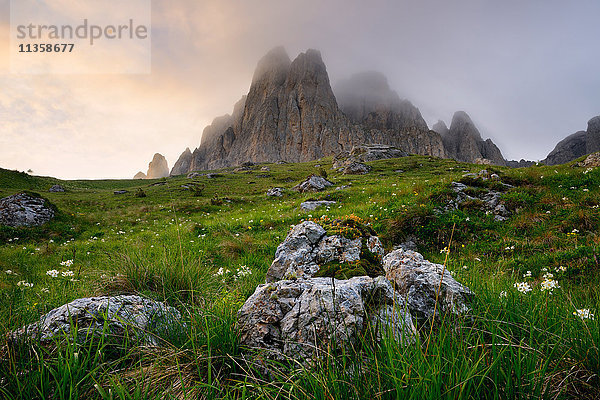 Niedrige Wolke über Felsformationen  Naturpark Bolshoy Thach (Big Thach)  Kaukasisches Gebirge  Republik Adygien  Russland