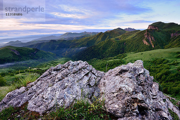 Landschaft mit Felsen  Naturpark Bolshoy Thach (Big Thach)  Kaukasisches Gebirge  Republik Adygien  Russland