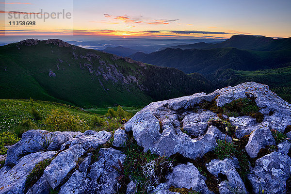 Felsformationen in der Landschaft bei Sonnenuntergang  Naturpark Bolshoy Thach (Big Thach)  Kaukasische Berge  Republik Adygien  Russland