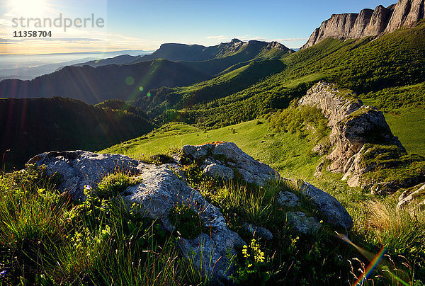 Felsformationen und Acheshboki-Gebirge (Teufelstor)  Naturpark Bolshoy Thach (Big Thach)  Kaukasische Berge  Republik Adygien  Russland