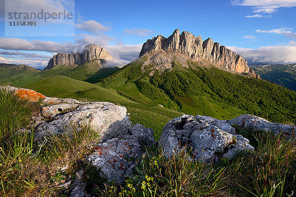 Felsen und Acheshboki (Teufelstore)  Naturpark Bolshoy Thach (Big Thach)  Kaukasische Berge  Republik Adygien  Russland