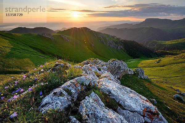 Fels- und Tallandschaft  Naturpark Bolshoy Thach (Big Thach)  Kaukasische Berge  Republik Adygien  Russland