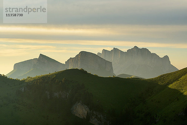 Hinterleuchtete Felsformationen  Naturpark Bolshoy Thach (Big Thach)  Kaukasisches Gebirge  Republik Adygien  Russland