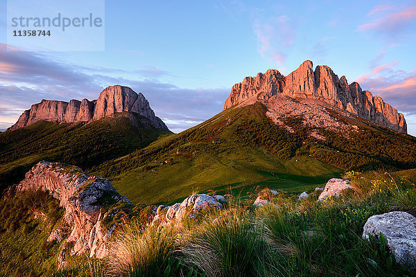 Felsformation und Acheshboki (Teufelstor)  Naturpark Bolshoy Thach (Big Thach)  Kaukasische Berge  Republik Adygien  Russland