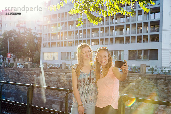 Zwei erwachsene Freundinnen beim Smartphone-Selfie in der Stadt  Wien  Österreich