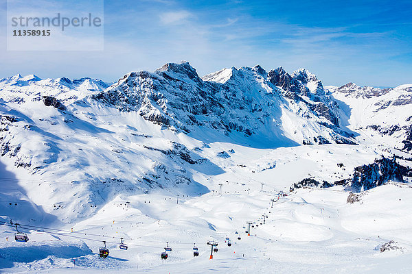 Schneebedeckte Berglandschaft und Skilift  Engelberg  Titlis  Schweiz