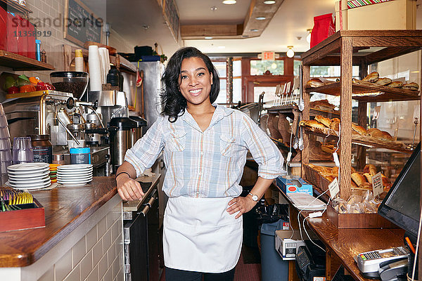 Porträt einer Arbeiterin in einer Bäckerei