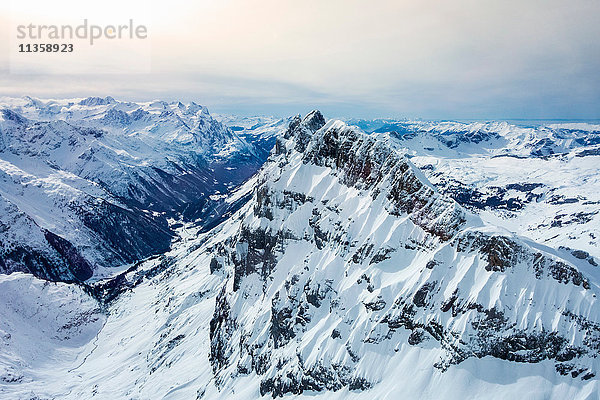 Schneebedeckte Hochwinkel-Landschaft  Titlis  Schweiz