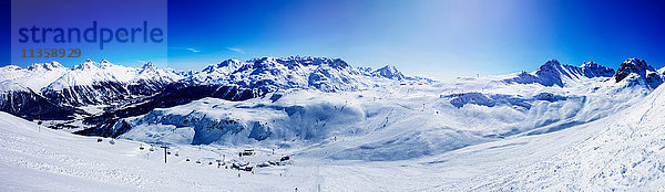 Panoramablick auf Skilift in schneebedeckten Bergen  Sankt Moritz  Engadin  Schweiz