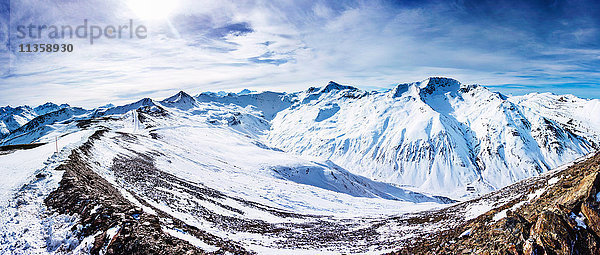 Panoramablick auf schneebedeckte Berge  Livigno  Italienische Alpen  Italien
