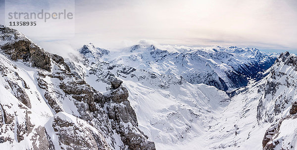 Schneebedeckte Landschaft und niedrige Wolken  Titlis  Schweiz