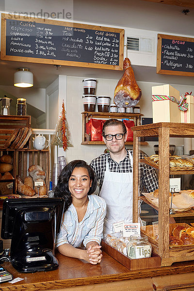 Porträt eines männlichen und weiblichen Arbeiters in einer Bäckerei